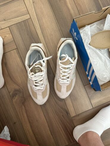 adidas super stars: Бежевые кроссовки Adidas Retropy F2 с тремя полосками по бокам