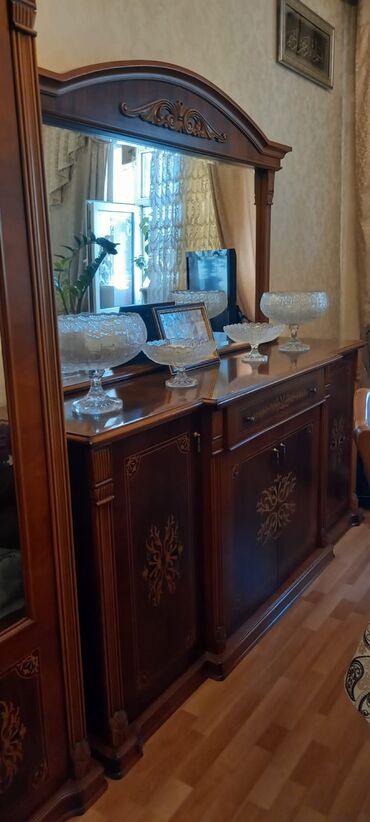стеклянный журнальный стол: Klassik tərzli qonaq otağı mebel dəsti Tərkibi: - Böyük vitrinli şkaf