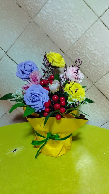букет бабочек: Продам цветочную композицию из искусственных цветов в декоративной
