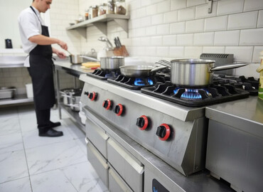 Dönər aparatları: Salam. Gənclik Mallda bağlanmış restoranın avadanlığı satışa — 1