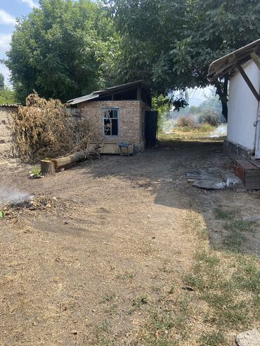 продаю участок киргизия 1: Продается дом в городе Кара-Балта имеется Большой огород Адрес : ул