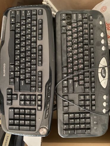 Noutbuklar üçün örtük və çantalar: İki ədəd kompüter klaviaturası - Brendlər: Gigabyte (soldakı) və