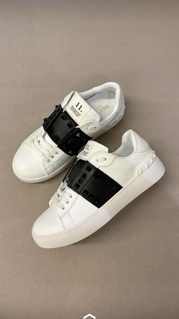 женские брендовые туфли недорого: Белые кожаные кроссовки Valentino Garavani Rockstud Untitled с