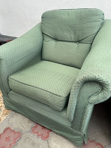 продаю пуфики: Продаются три кресла и диван двух местный состояние отличное мягкие