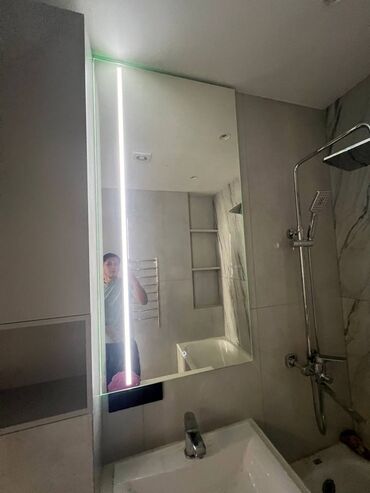 зеркало в туалет: Зеркало для ванной с вертикальной LED‑подсветкой - Большое настенное