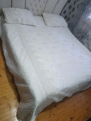 balaxani tekstil: Yataq üçün İşlənmiş rəng - Ağ Yataq örtüyü, Ünvandan götürmə — 1