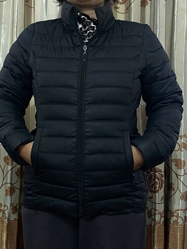 футболки платья: Куртка женская.разм. 44-46 . б.у цвет.черное. цена 900с