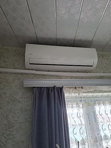 midea: Divar tipli split kondisioner - Brend: Midea (üzərində loqo görünür) — 1