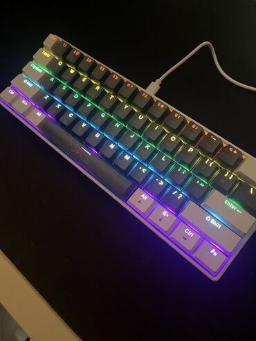Принтеры: Kompakt mexaniki klaviatura – RGB arxa işıqlandırma, 60% layout təp