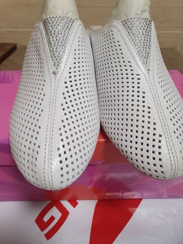 женская летняя обувь: Продам новые летние шлепанцы, натуральная кожа со стразами сбоку