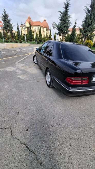 Mercedes-Benz: Mercedes-Benz E-Class: 2.4 l | 2000 il Sedan — 10