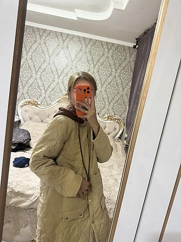 стеганое пальто: Стеганое утеплённое куртка меньше колена, бежевого цвета — 1