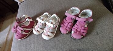 velosiped bu 24: Обувь детская - слева направо размер 24, 24, 25й. за все 3шт 800 сом