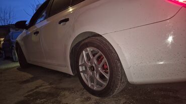 xacmaz masin: Ağ rəngdə olan Chevrolet Cruze markalı avtomobil. Təkərləri yüngül