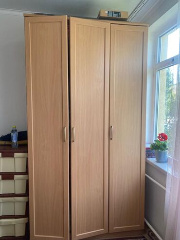 шкафы токмок: Продаю нашу аккуратную мебель: 🛏 Уютный диван 🚪 Шкаф удобный и