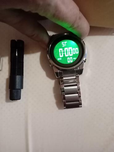 Ručni satovi: Na prodaju digitalni ručni sat metalnom narukvicom .Sat je ispravan — 2
