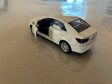 mini kia: Ağ rəngli sedan tipli metal oyuncaq avtomobil modeli - Material — 3