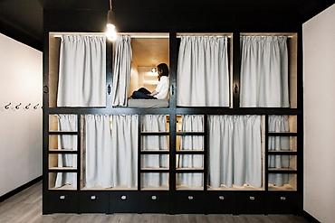 Двухъярусные кровати: Металлические двухъярусные кровати «капсульного» типа для — 7