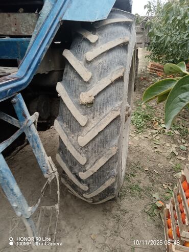 Traktorlar: Mavi rəngli təkərli kənd təsərrüfatı traktoru - Universal kabinəli — 4