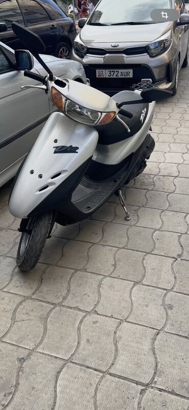 где можно купить мотоцикл: Скутер Honda Dio, выполненный в серебристом цвете, предлагает