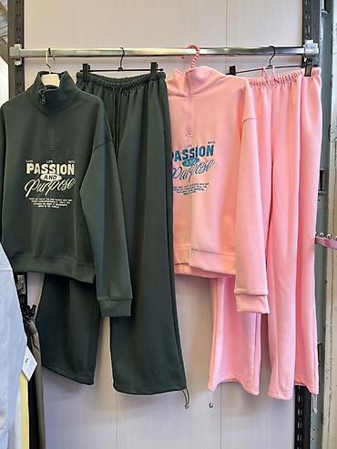 wit: Женский спортивный костюм- с принтом “Passion and Purpose”. По городу — 2