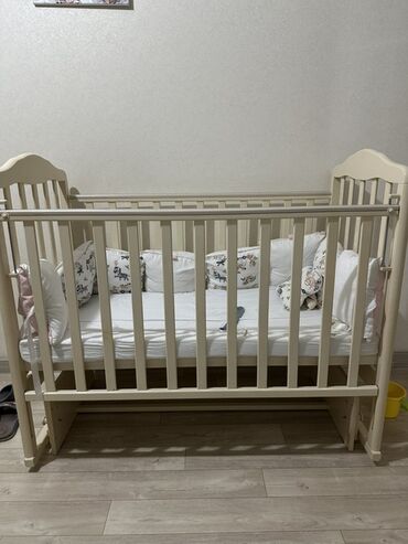 детскую деревянную кроватку: Детская кроватка из массива (цвет айвори/кремовый) с продуманной