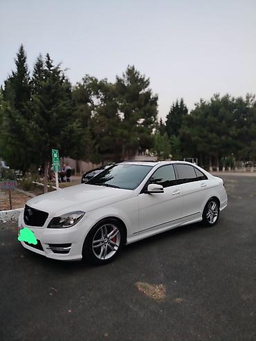 dayun 250: Mercedes-Benz C-Class sedan (C250 emblemli), ağ rəng. Xüsusiyyətlər — 3