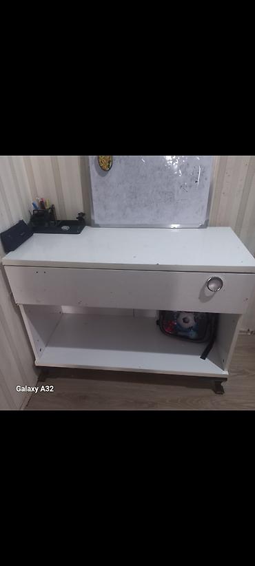 komputer setup: Ağ rəngli iş/oxu masası - Material: laminat/MDF tipli taxta səth — 1