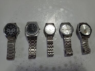 наручные часы rolex: Набор из пяти наручных часов с металлическими браслетами. В коллекцию