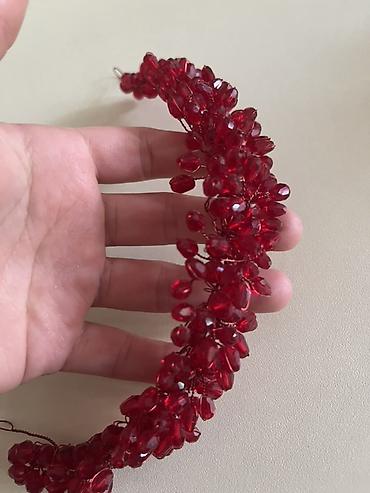 muncuqdan aksesuarlar: Qırmızı büllur muncuqlu saç aksesuarı (diadem/baş bəzəyi) 1 dəfə — 1