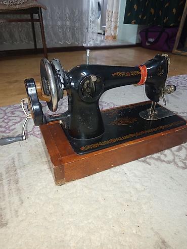 kohnə tikis masini: Mexaniki tikiş maşını – əl qolu ilə işləyən model - Korpus: döküm — 2
