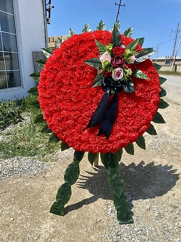 ata ad günü tortu: Qırmızı qərənfillərlə hazırlanmış mərasim çələngi *** #əklil — 1
