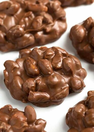 konfetlerin qiymeti: Yer fıstığlı Şokolad. 1 kilodan başlayır satışı. Restoranlara