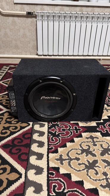 авто таймер: Автомобильный сабвуфер Pioneer, представленный в черном корпусе