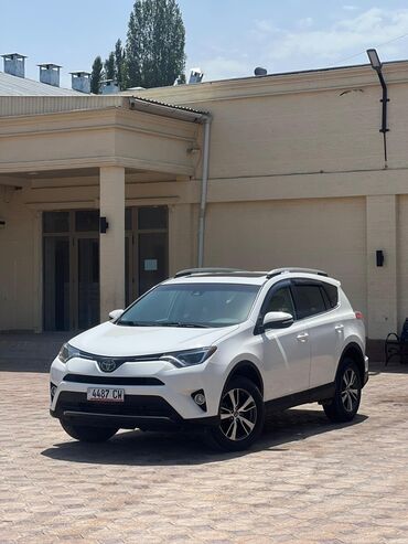 домкрат воздушный: Белый кроссовер Toyota RAV4 с тонированными задними стеклами и