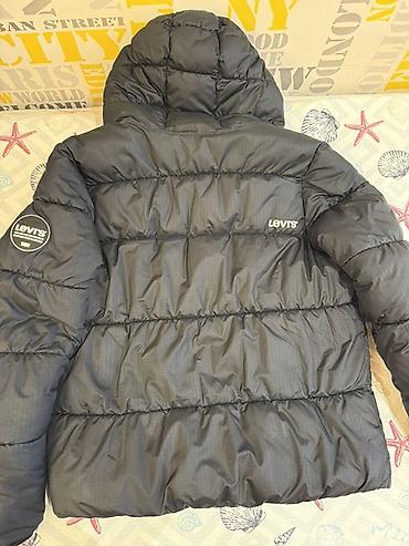 Верхняя одежда: Levi’s qara rəngli qışlıq puffer gödəkçə - Model: kapüşonlu, ön — 10