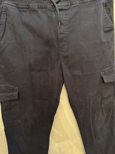 qarin piylerini eritmek üçün idman: Qara rəngli kişi karqo şalvarı - Model: karqo/jogger hibrid - Parça