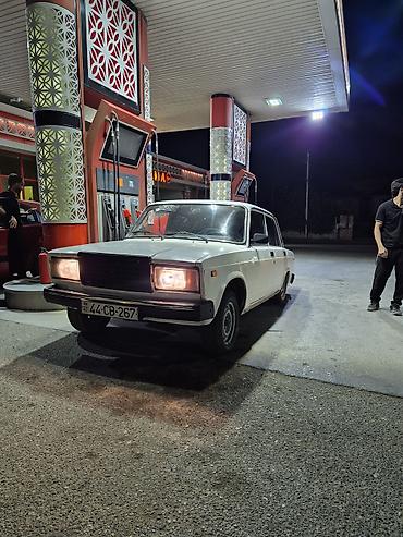 balaca maşın: Lada 2107, ağ rəngli sedan. Xüsusiyyətlər: yungul xerclerı var — 1