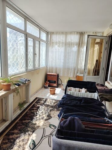 Uzunmüddətli kirayə mənzillər: Binanın 5-ci mərtəbəsində yerləşən bu 3 otaqlı mənzil şəhər mərkəzində -da lalafo.az — 3 Uzunmüddətli kirayə mənzillər: Binanın 5-ci mərtəbəsində yerləşən bu 3 otaqlı mənzil şəhər mərkəzində — 3