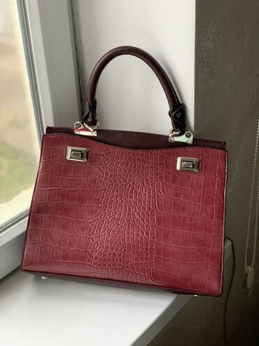 женская сумка бордового цвета: Сумка в бордовом цвете Есть ремешок, сумка в хорошем состоянии Цена