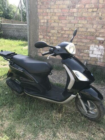 купить мини мотоцикл для детей на бензине: Скутер Piaggio Fly чорного кольору, що поєднує практичність та