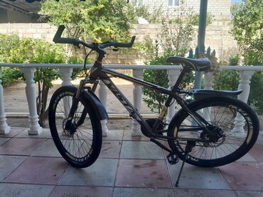 VISTA markalı tünd boz rəngdə velosiped dir. Velosipeddə qara rəngli