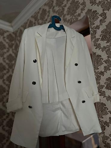 Dəstlər, kostyumlar: Bershka qadın dəst - Rəng: ağ/ekru - Ölçü: XS (EUR XS / USA XS / MEX — 4