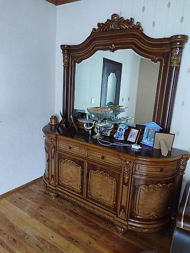 salon şkafi: Klassik üslubda qonaq otağı mebel dəsti Tərkibi: - Vitrin şkaf (4 — 3