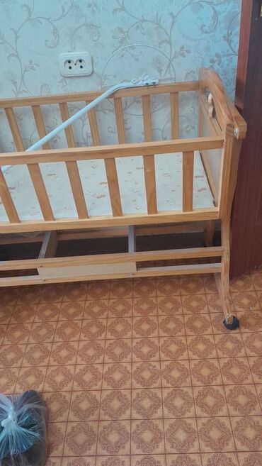 кроватка для новорожденных: Срочно !!! Продается детский манеж - кроватка ( деревянный ) прочный