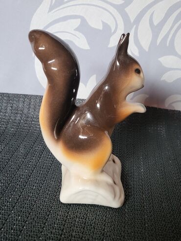 Ostali kućni dekor: Porcelanska nova figura veverice 70te. Figura nova sve na njoj je — 7