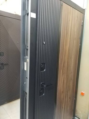 Giriş qapıları: Qara metal çərçivəli, taxta elementləri olan müasir dizaynlı qapı lalafo.az -da Giriş qapıları: Qara metal çərçivəli, taxta elementləri olan müasir dizaynlı qapı