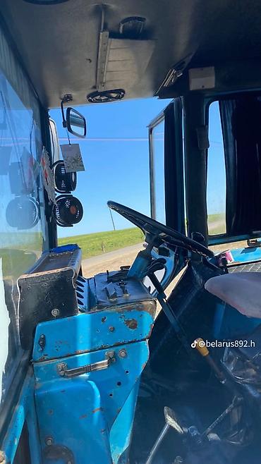 Traktorlar: Belarus MTZ traktoru - Rəng: mavi, kabinli versiya - Ön və arxa iri — 4