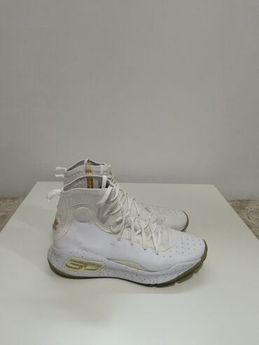 Sneakers & Athletic Shoes: Na prodaju Under Armour Curry. Veličina je 42.5 ili 27cm. Moguće