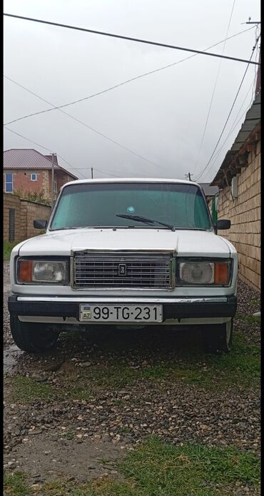 VAZ (LADA): Ağ rəngdə olan VAZ 2107 model avtomobil satılır. Avtomobil yaxşı